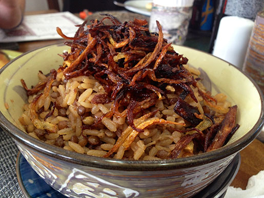 mjadra (arroz com lentilhas)