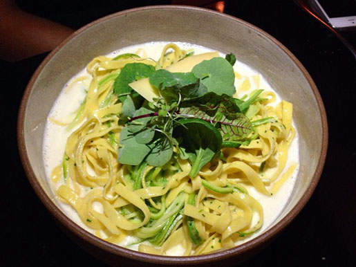 tagliatelle de sêmola de grano duro + fitas de abobrinha italiana + molho de parmesão + brotos orgânicos + lâminas de parmesão