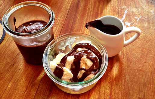 mousse e sorvete com calda de chocolate belga - parte do menu executivo.