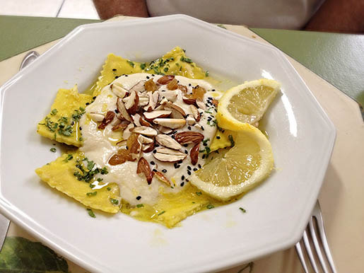 ravioli de limão siciliano com queijo e nozes