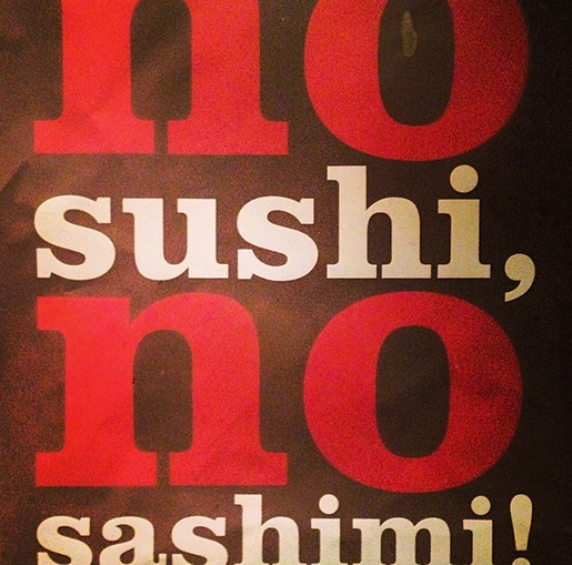 o aviso dentro do restaurante: NO SUSHI, NO SASHIMI!
