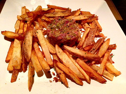 steak tartar com fritas