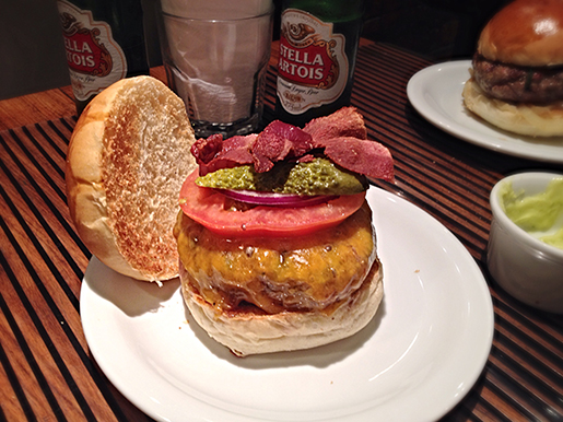 Manhattan (R$26): Burger, queijo, tomate, cebola, picles de pepino doce