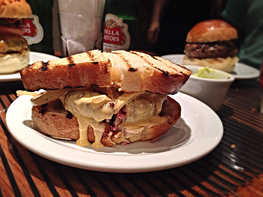 Louis Burger (R$25): No pão de forma, burger, queijo da casa e cebola queimada