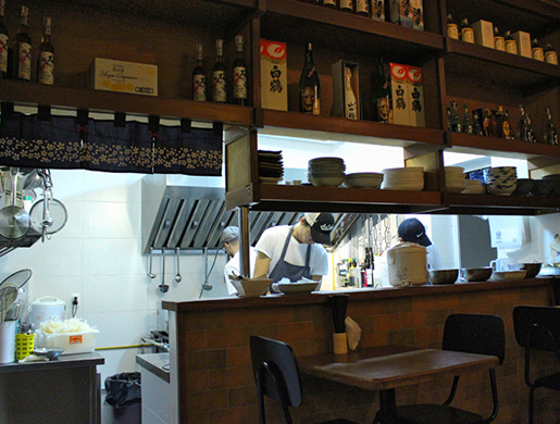 Cozinha aberta do Sanpo (Fonte: Gastrolândia)
