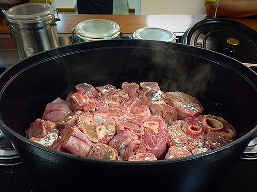 antes de cozinhar, grelhamos a carne rapidamente na panela