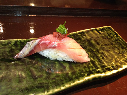 sushi de carapau com umeboshi e cebolinha