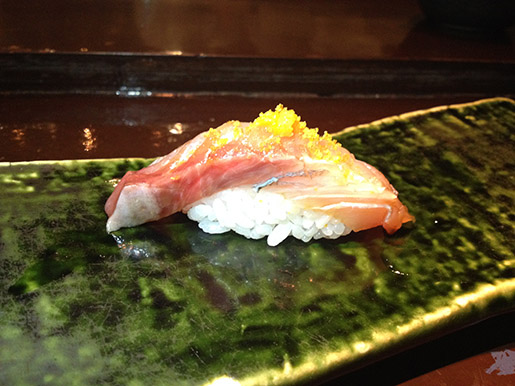 sushi de buri com yuzu e carassumi (bottarga)
