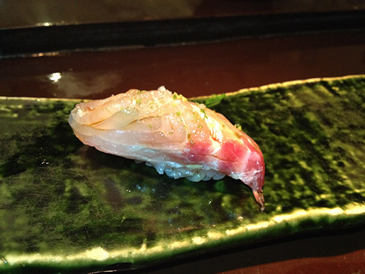 sushi de robalo com shissô, raspas de limao tahiti e flor de sal