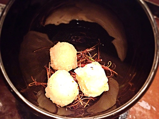tempurá de ovo de codorna trufado com alho poró crocante