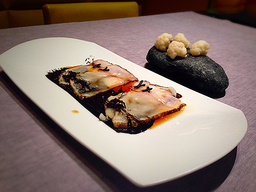 Sashimi de monkfish com molho de gergelim preto e couve flor em conserva com gengibre 