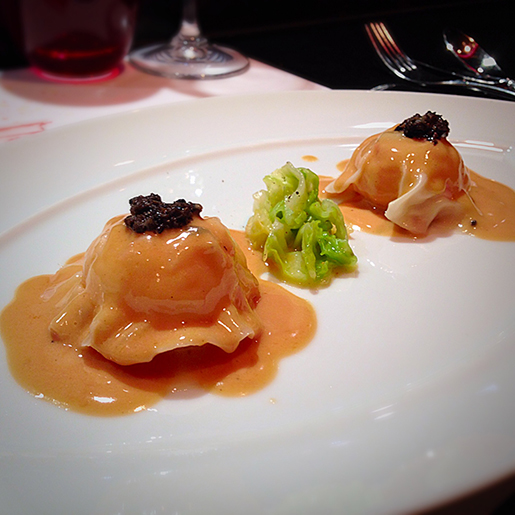 Ravioli recheado de lagostim com molho de foie gras e trufas. Macio, saboroso, perfeito.