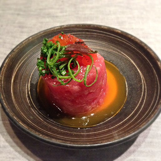 Tartare de atum com ovas de salmão, wasabi fresco e um molho especial da casa.