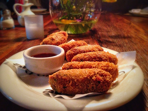 Croquetes de pato picante com geléia doce de pimenta (R$31).