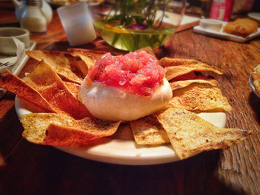 Burrata caprese com torradas (R$37)