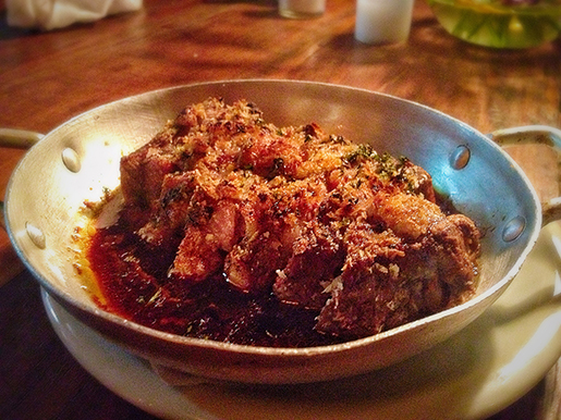 Tagliatta de bife ancho com creme de alho assado e tutano (R$62)