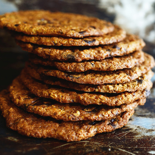 cookie bem fininho feito com aveia, nozes e chocolate Valrhona – assada até ficar bem dourada e caramelizada