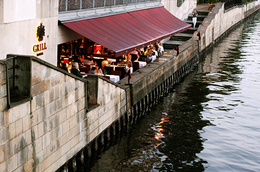 Restaurante de frente pro rio Spree (Fonte: Blog Grill Royal)
