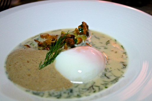 Kulajda: sopa típica boêmia com ovo perfeito, cogumelos salteados, dill e creme de batatas (Fonte: Do Pão ao Caviar)