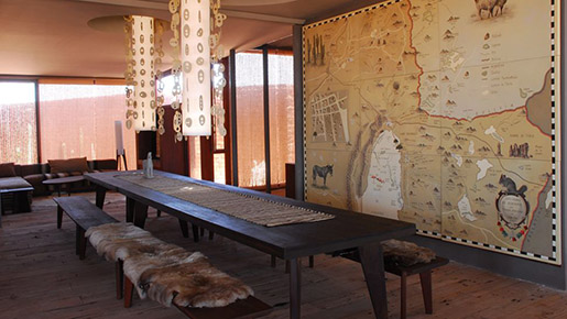 Mapa do Atacama em uma das salas comuns do hotel - decoração linda! (Fonte: Kiwi Collection)