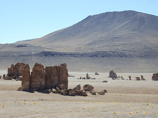 As formações rochosas no meio do deserto 