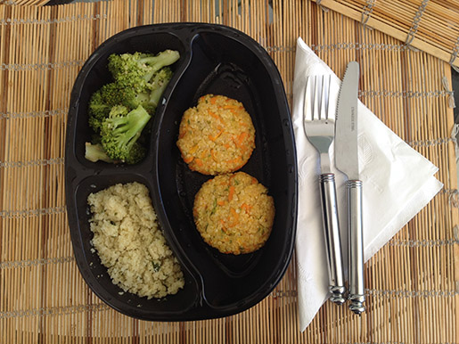 Almoço Dia 2: Hambúrguer de quinoa com arroz camuflado e brócolis ao alho e óleo (229 kcal)