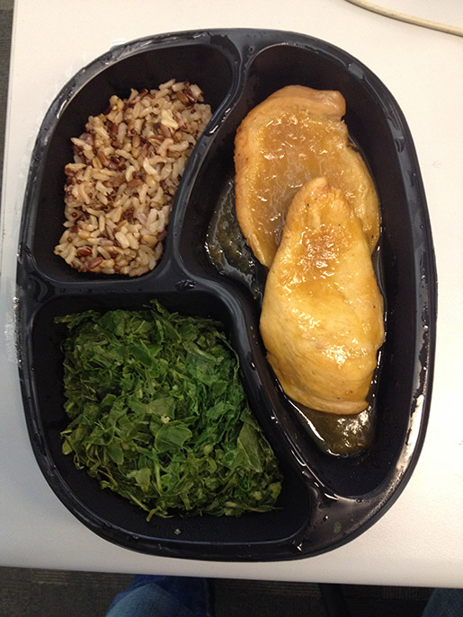 Almoço Dia 5: Peito de frango ao molho de mostarda, arroz 7 cereais integrais e couve refogada (381 kcal)