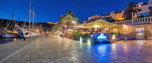 O restaurante Gariful fica no pier, de frente para os yachts luxuosos (Fonte: Magari Blu)