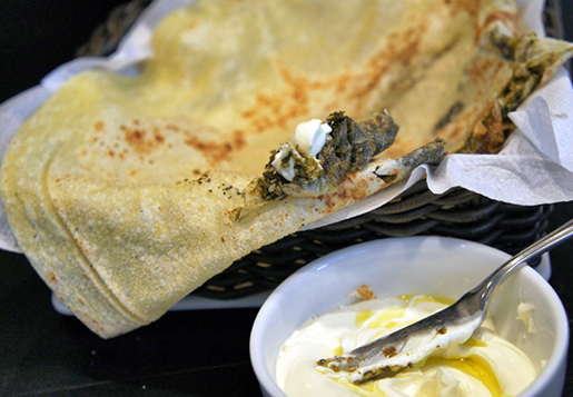 Pão folha do restaurante Saj, com zaatar e coalhada seca de acompanhamento! (Fonte: Gastrolândia)