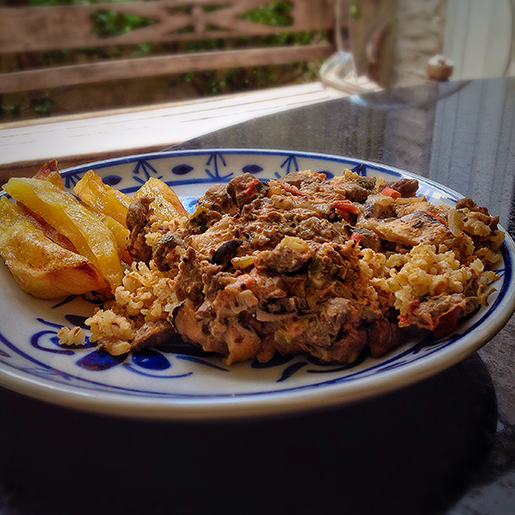 Strogonoff bovino com shitake, acompanha batatas assadas bem douradinhas e arroz integral