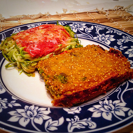 Quibe de quinoa com abobora, shimeji e brócolis, acompanha spaghetti de abobrinha e molho de tomates caseiros.