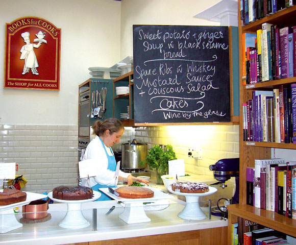 O restaurante no meio da livraria (Fonte: The Orthodox Ford)
