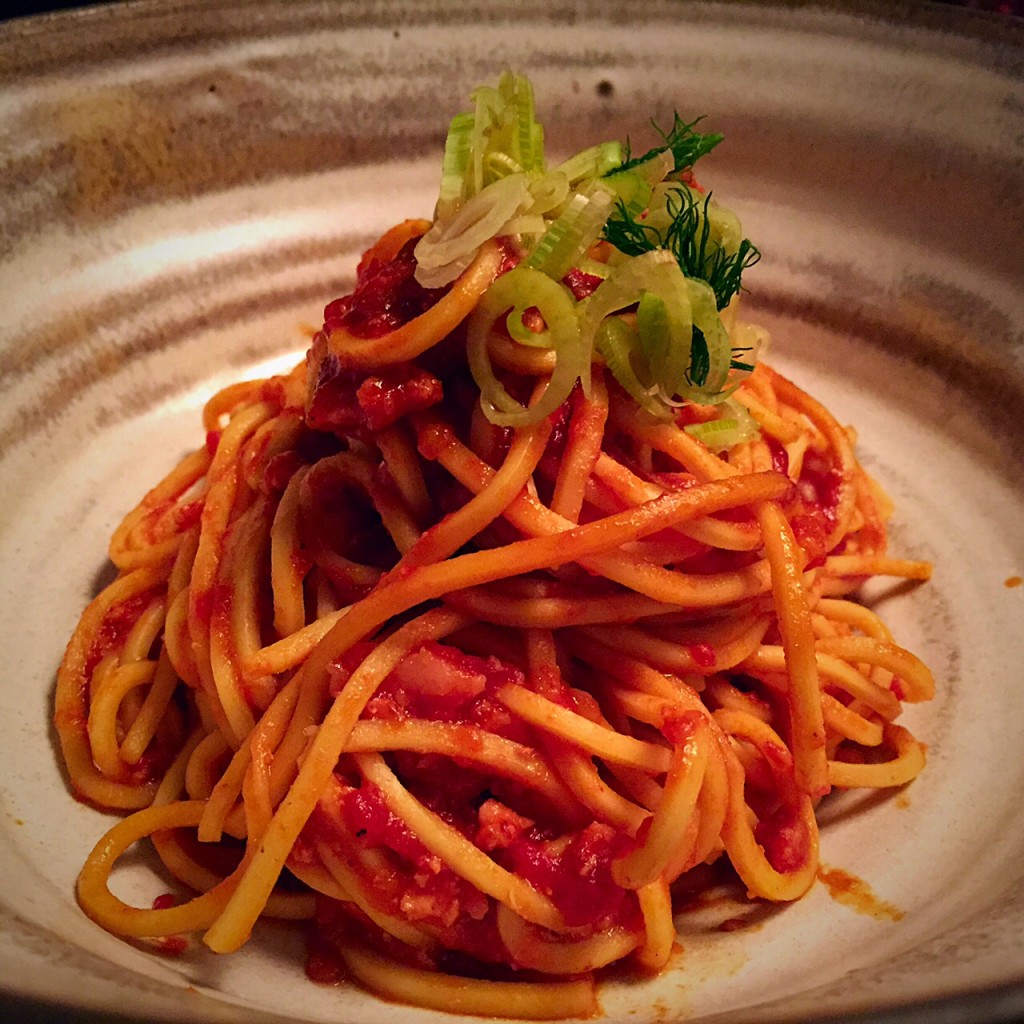 spaghetti com linguiça caseira, erva doce e molho de tomate picante