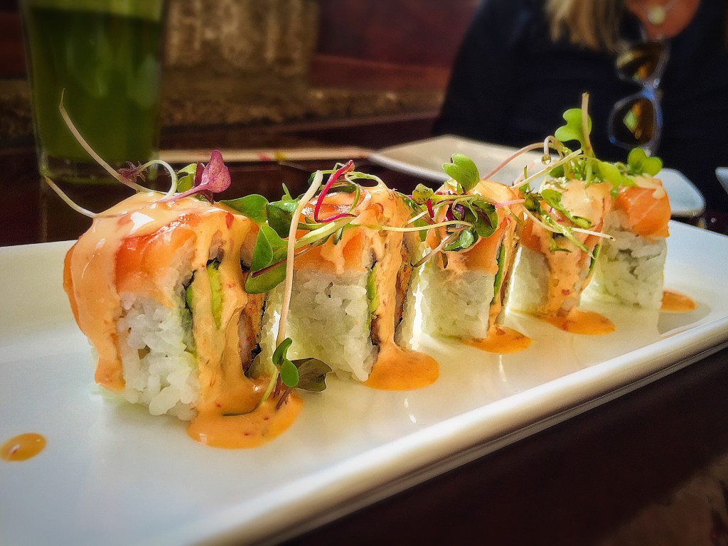 Sushi Roll Ao Alho: camarão empanhado com farinha japonesa (panko), polpa de carnguejo, e abacate coberto com lâminas de salmão servido com maionese de alho picantes - 23 soles (cerca de $7 ou R$23)