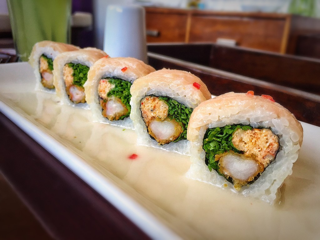 Sushi Roll Acevichado - polpa de caranguejo, camarões empanados na farinha japonesa (panko), com alface, coberta por uma lâmina de peixe branco, banhados em leche de tigre - 23 soles (cerca de $7 ou R$23)