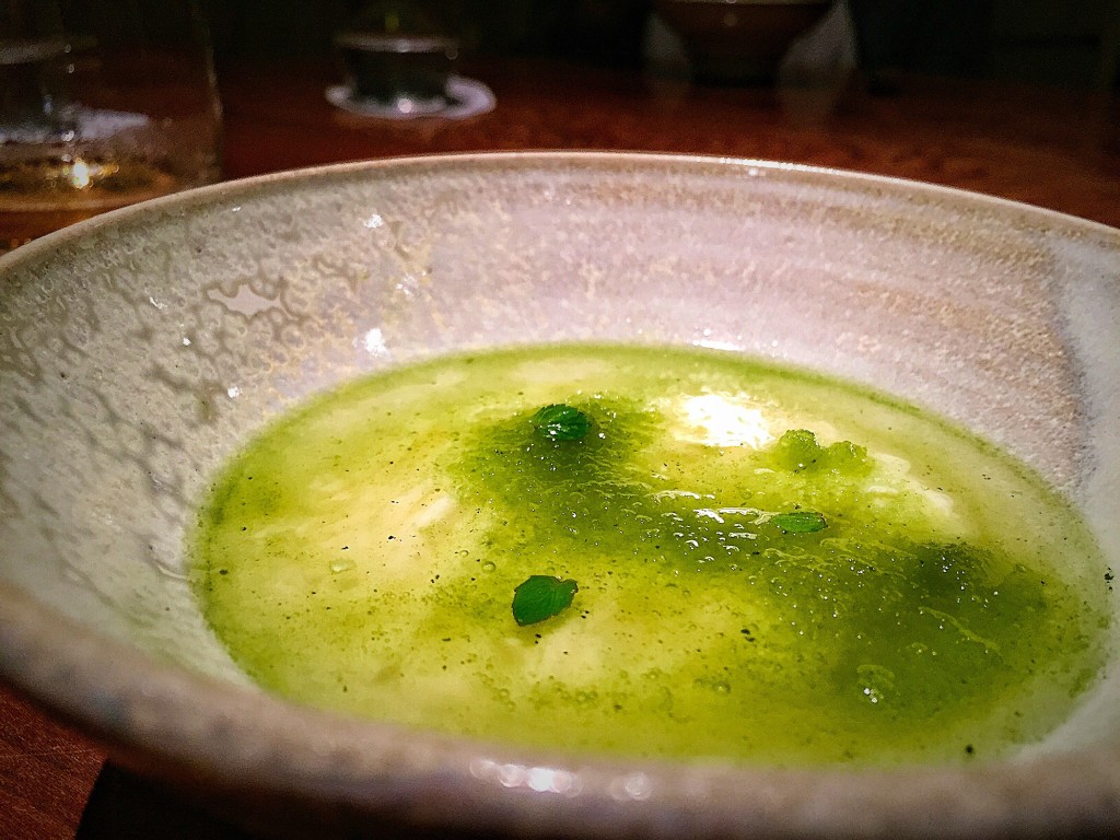 Sopa verde à base de batatas. A sopa vinha gelada e era surpreendentemente muito gostosa!