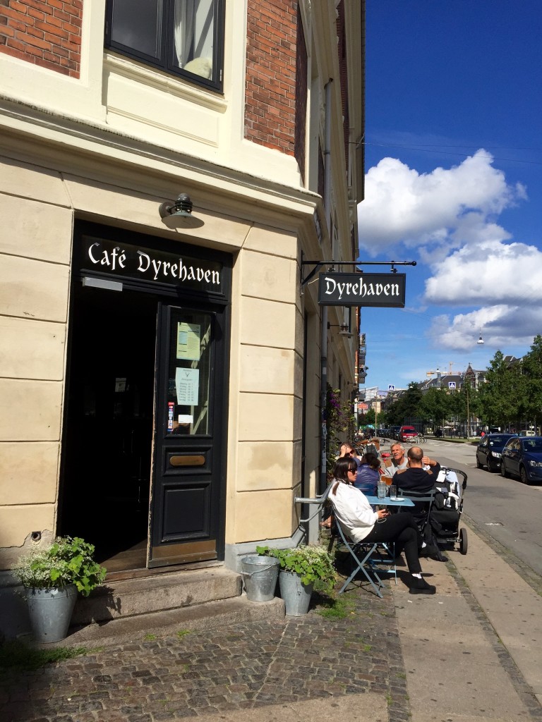 Esse é o Dyrehaven, um café super fofo que fica na beira do Sønder Boulevard!