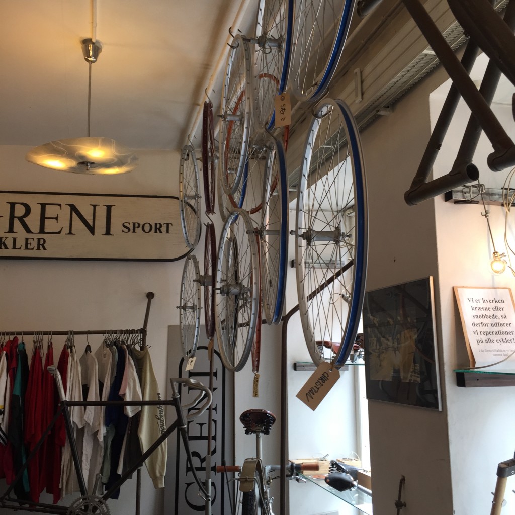 Sogreni, a loja de bikes que alugamos na nossa rua (Saint Peters Street)