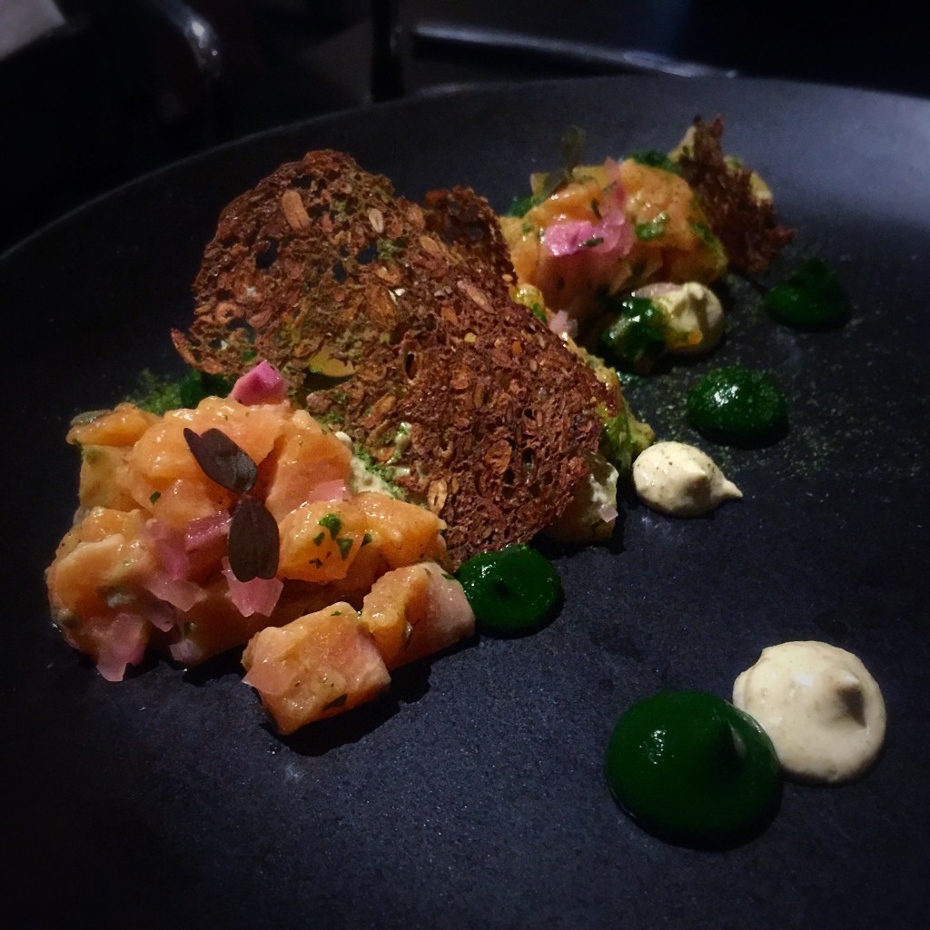 Entrada: trout bisserup - rye emulsion, capers, dill and burnt onion (135 DKK)