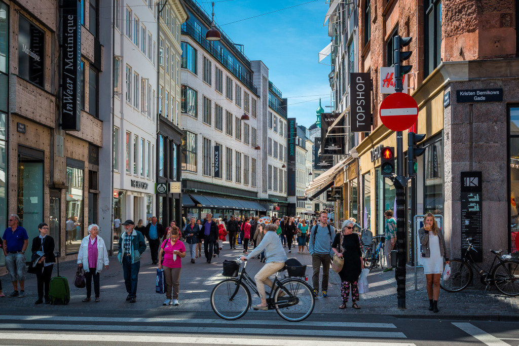 Strøget, conhecido como uma das ruas de pedestres mais longas do mundo! E a melhor parte: cheia de lojinhas. (Fonte: Ralph Strauss)
