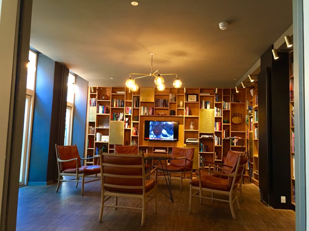 Sala de estar/biblioteca com TV do Hotel SP34