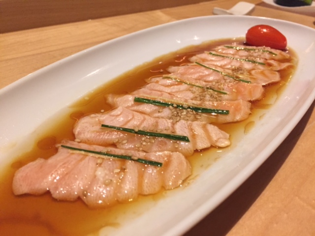 Salmon "New Style" - sashimi de salmão selado no azeite quente com gergelim, gengibre e molho ponzu