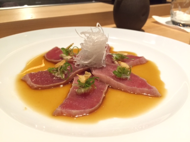 Tataki de atum com gengibre, alho frito e molho ponzu