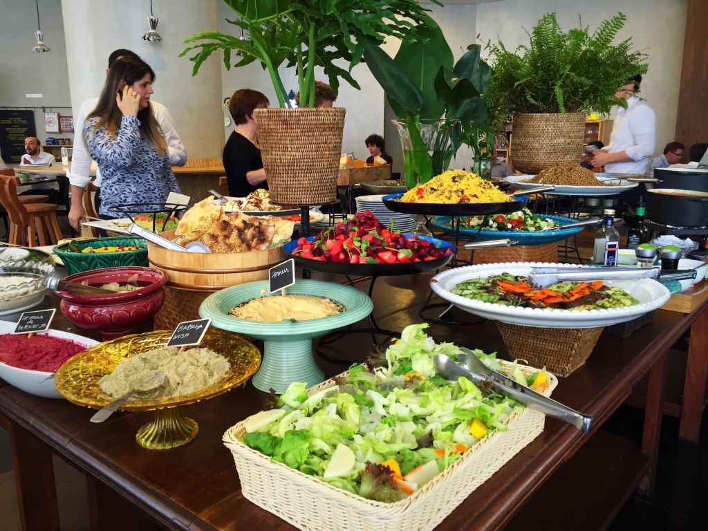 Buffet de saladas com diversas opções: folhas, pastas árabes, ceviche, guacamole, grãos, entre outras coisas deliciosas...