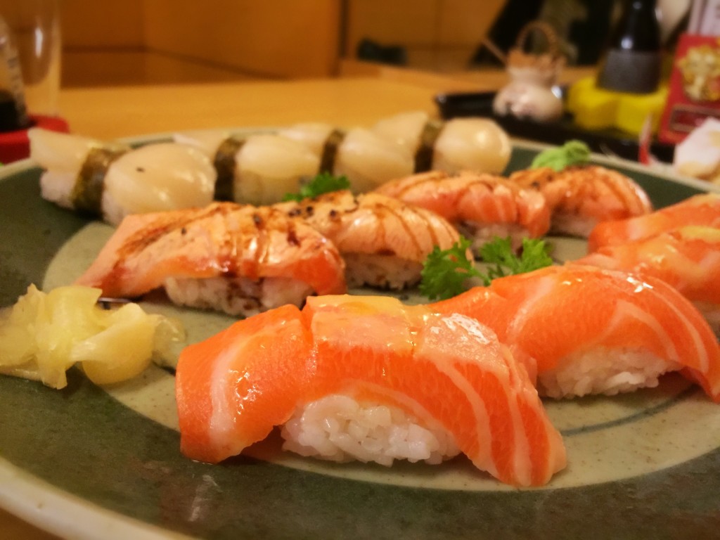 Sushi de barriga de salmão com limão siciliano, barriga de salmão selada e sushi de vieira com flor de sal.