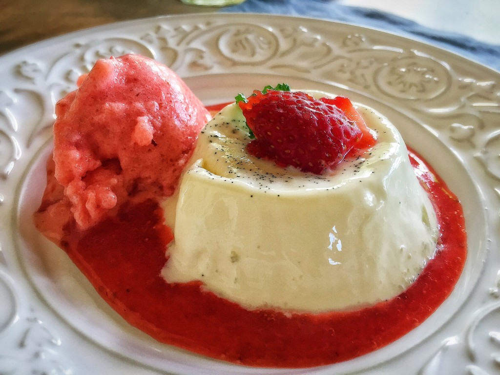 Pannacotta com sorvete caseiro de morango