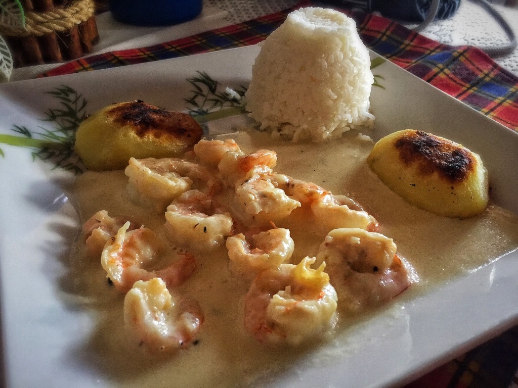 "Cigano" - camarão refogado coberto por catupiry e acompanhado por arroz branco e batatas (R$40)