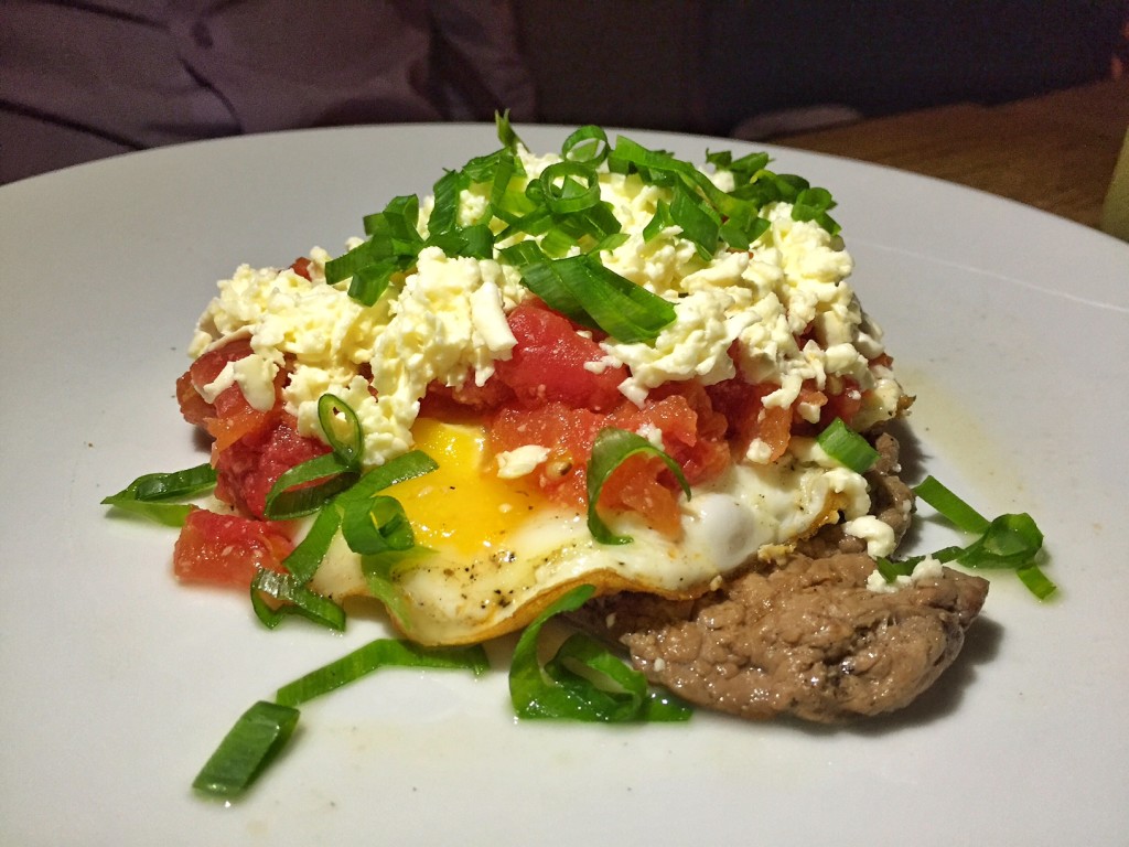 bife aplastado – paillard, ovo frito, queijo e arroz com salsas vermelha e verde