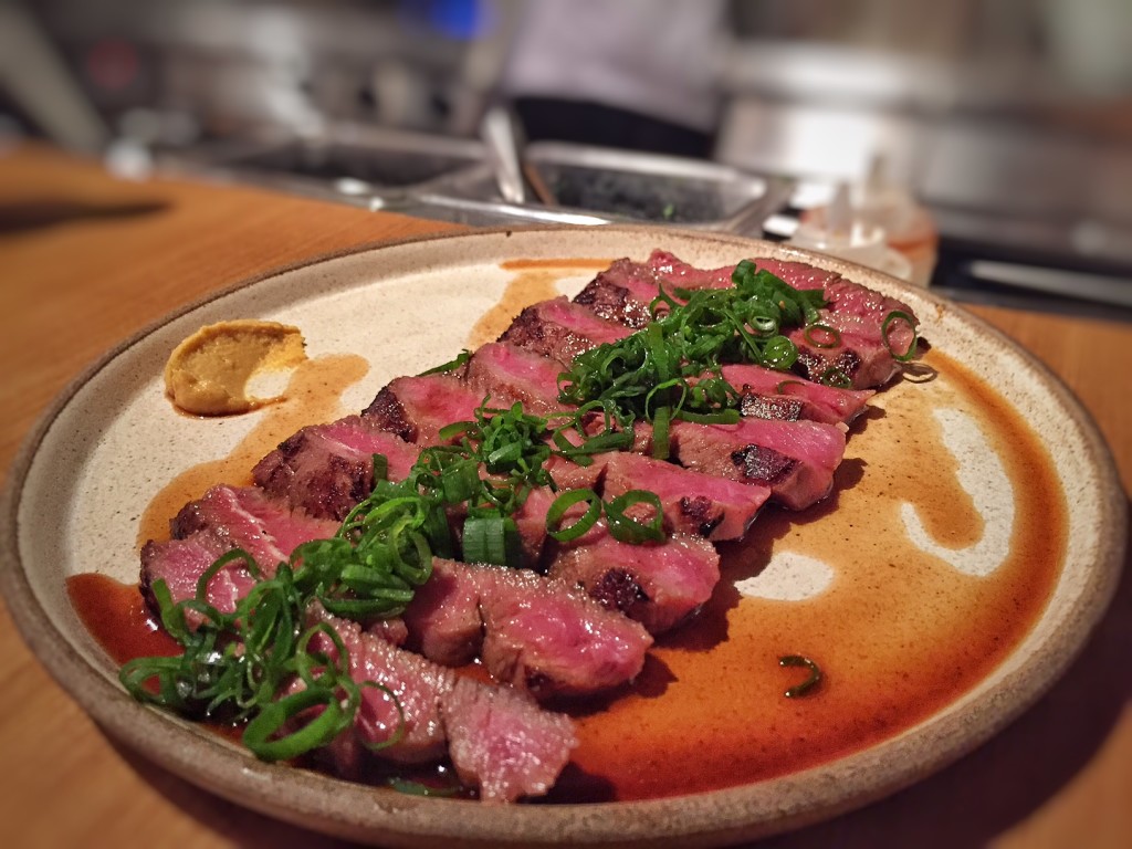 Yoshoku Steak – finas fatias de miolo de paleta bovina na chapa com mostarda japonesa