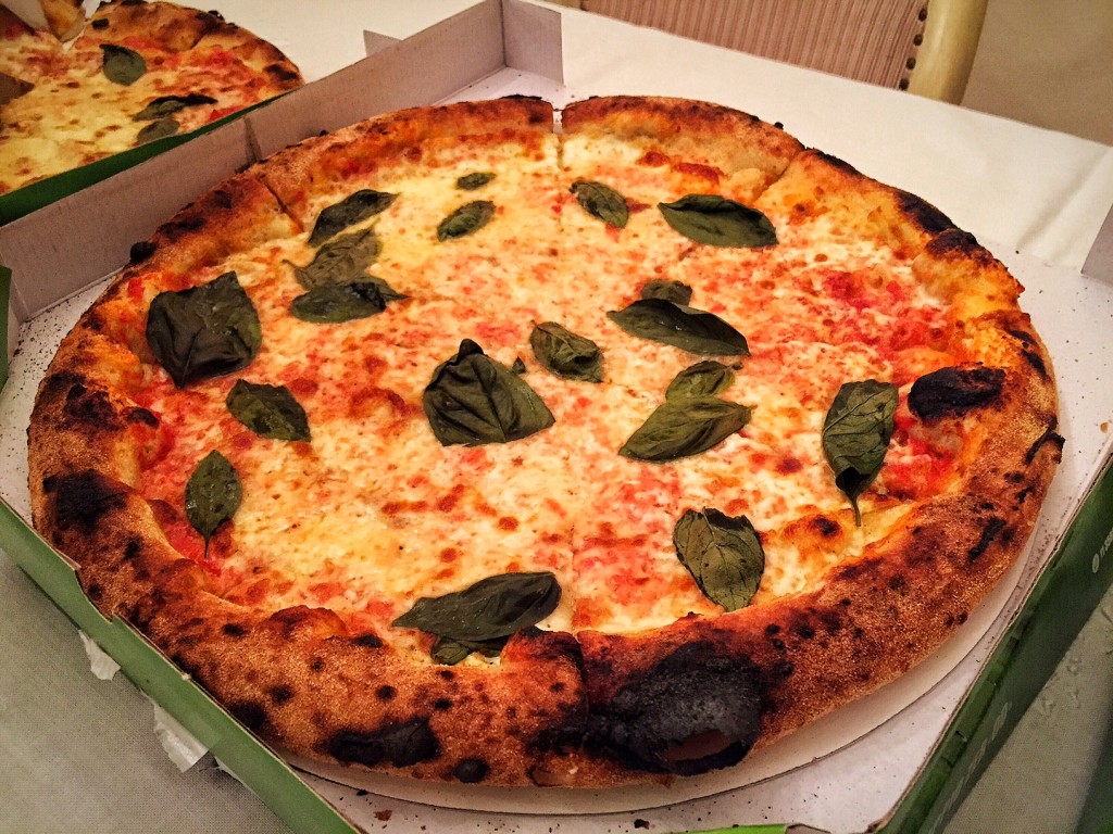 Pizza Margherita: Mozzarella derretida sobre nosso molho de tomates. Depois que sai do forno, a combinação simples recebe o perfume de algumas poucas folhas de manjericão fresco, que dá a esta pizza as cores da bandeira da Itália (R$50)